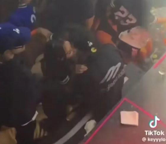 Peso Pluma, muy cariñoso con misteriosa mujer