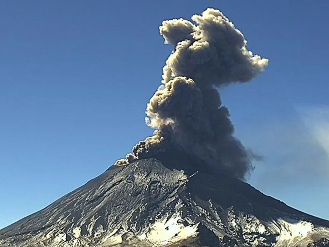 Popocatépetl lanza fumarola de 2 km y arroja ceniza a 5 estados