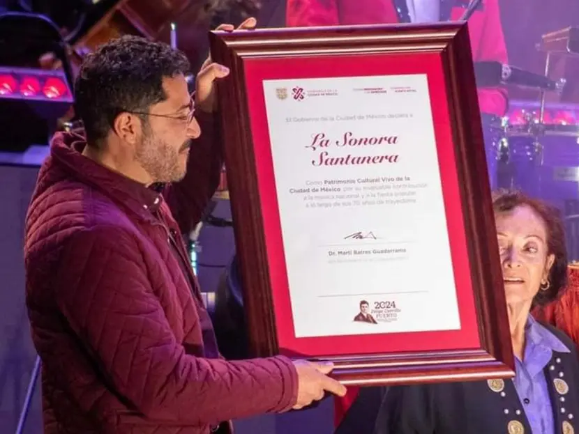 Batres otorga reconocimiento de ‘Patrimonio vivo de la ciudad’ a Sonora Santanera