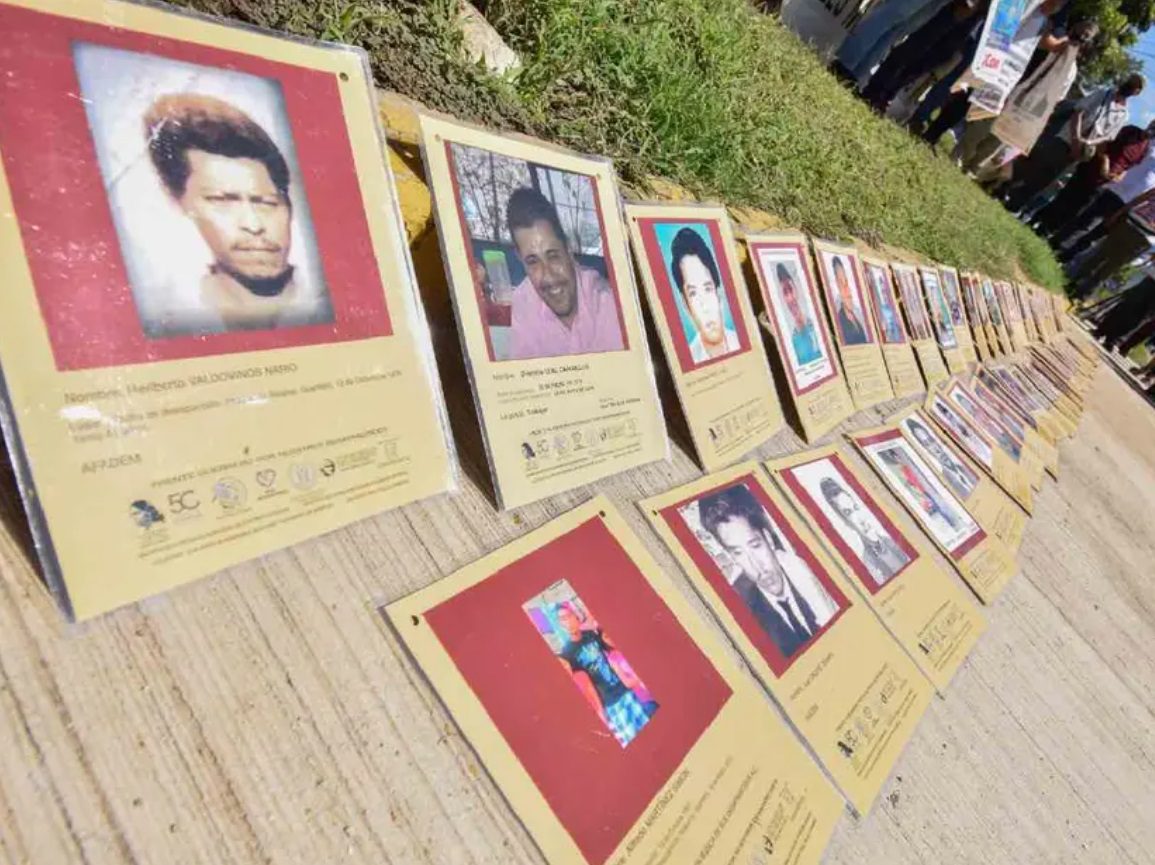 La FGR detiene a 3 militares por el caso Ayotzinapa