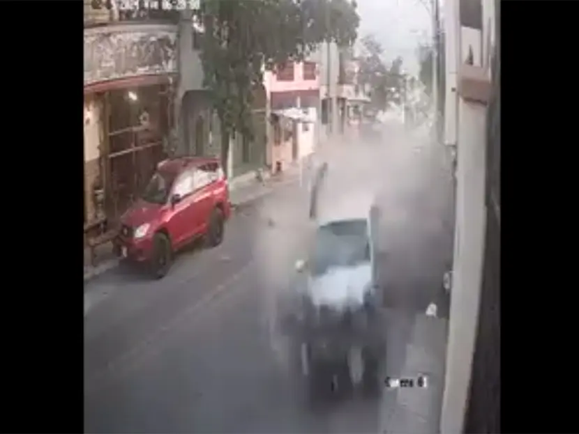 Jóvenes sobreviven a accidente automovilístico tras volcar su vehículo