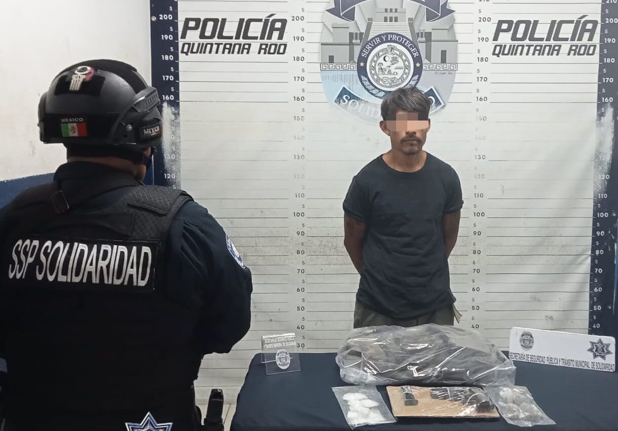 Policías de Solidaridad detienen a un hombre con arma
