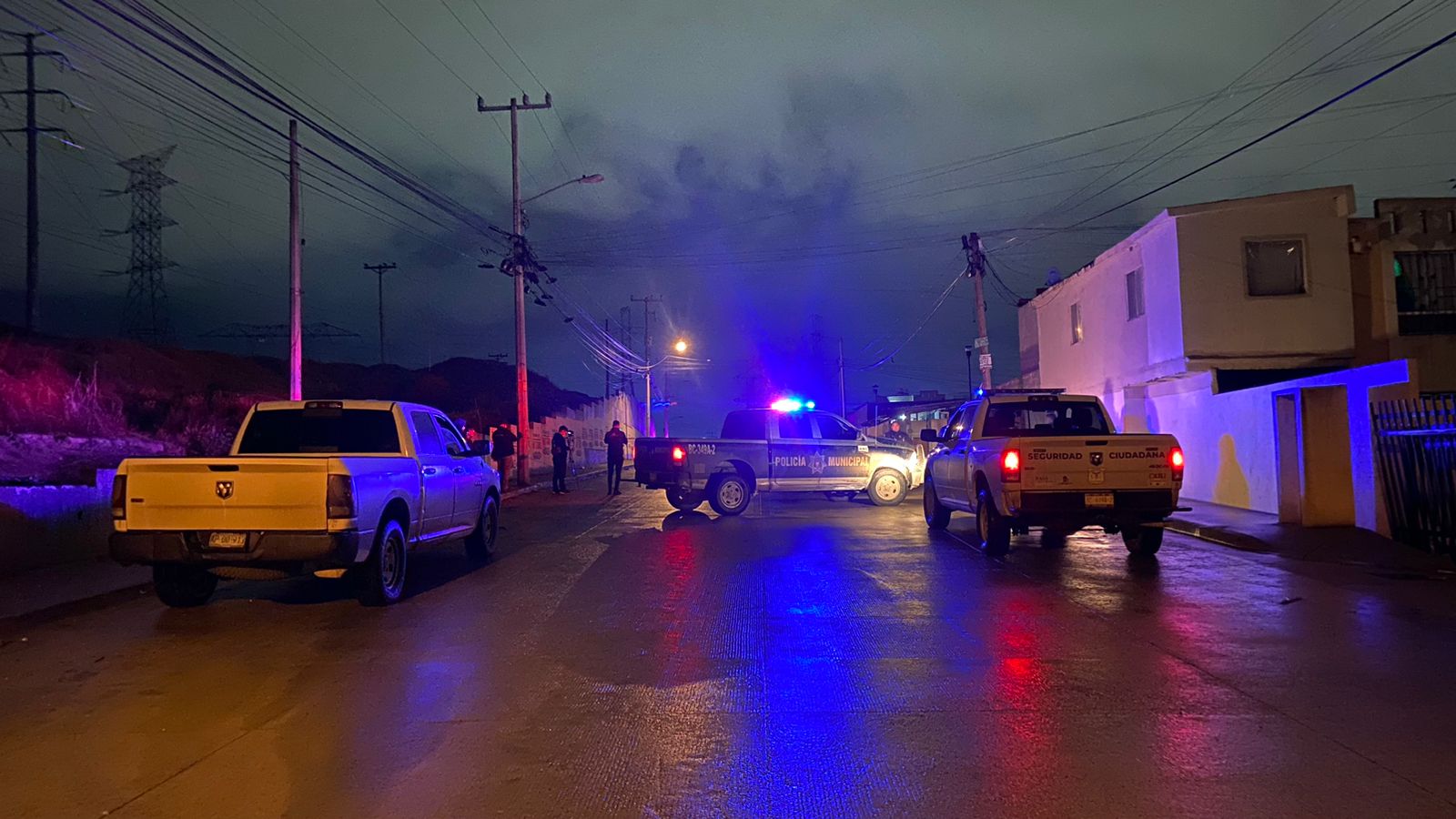 Localizan 5 cuerpos sin vida al interior de un vehículo