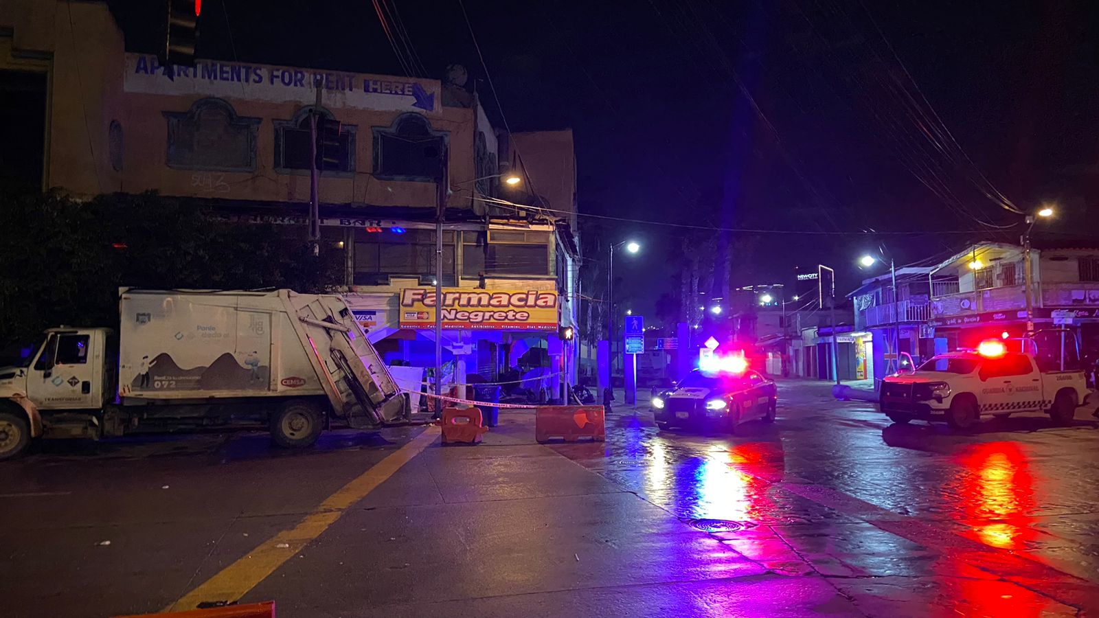 Trabajadores de recolección de basura encuentran un cuerpo entambado