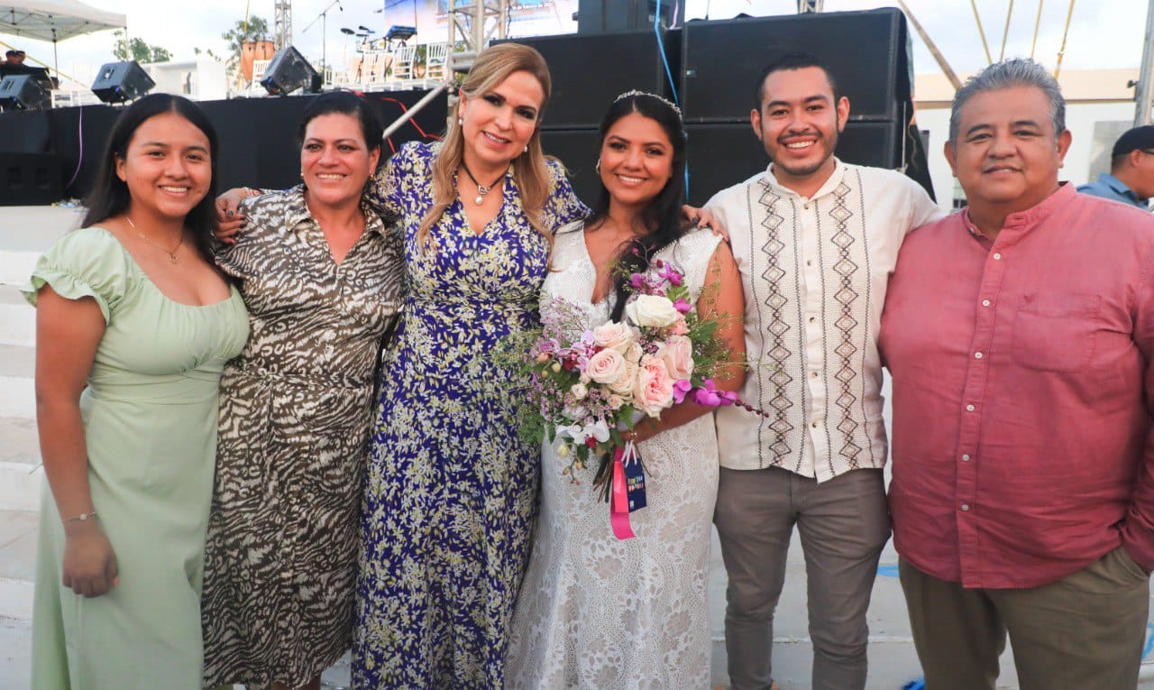 Formalizan su unión 302 parejas en bodas colectivas