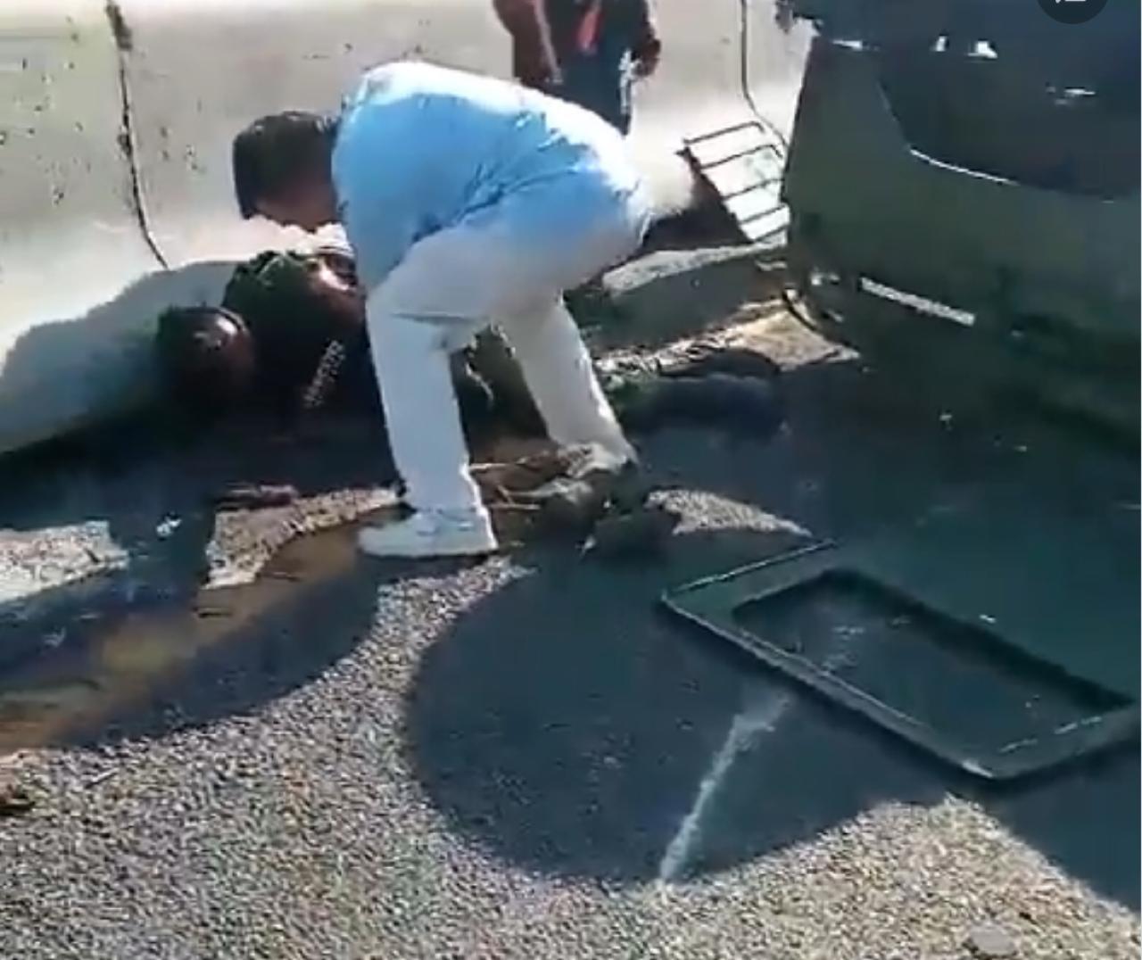 Vehículo de SEDENA se voltea en carretera