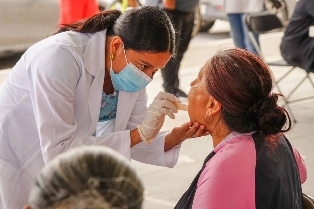 Lili Campos atendió a vecinos de Palmas II