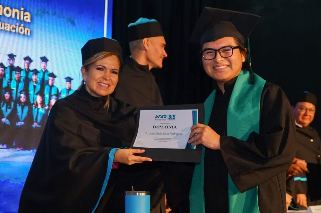 Motiva Lili Campos a graduados de la Universidad Tecnológica de la Riviera Maya