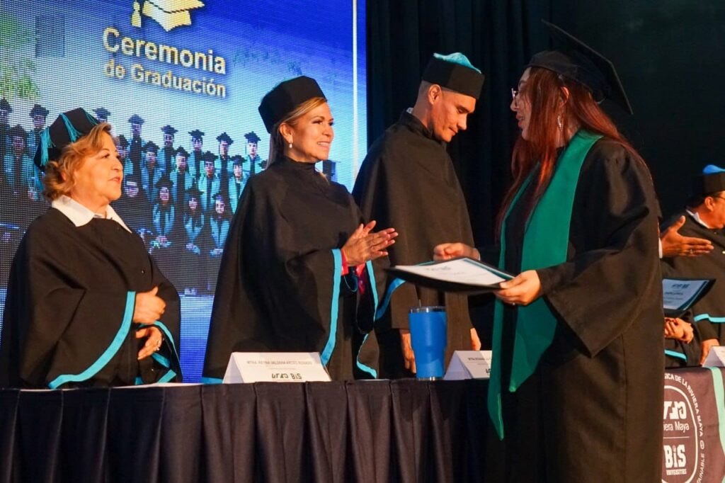 Motiva Lili Campos a graduados de la Universidad Tecnológica de la Riviera Maya