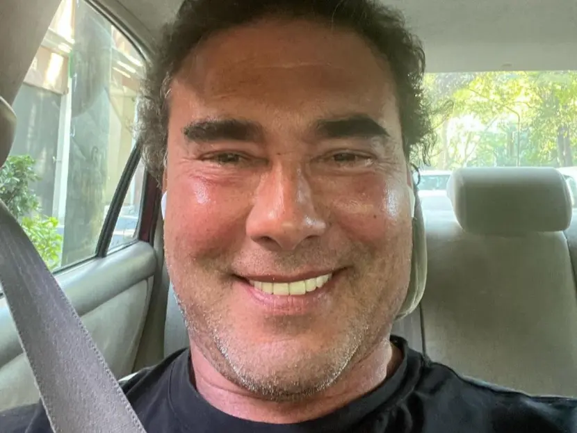 Eduardo Yáñez, sube fotos en ropa interior