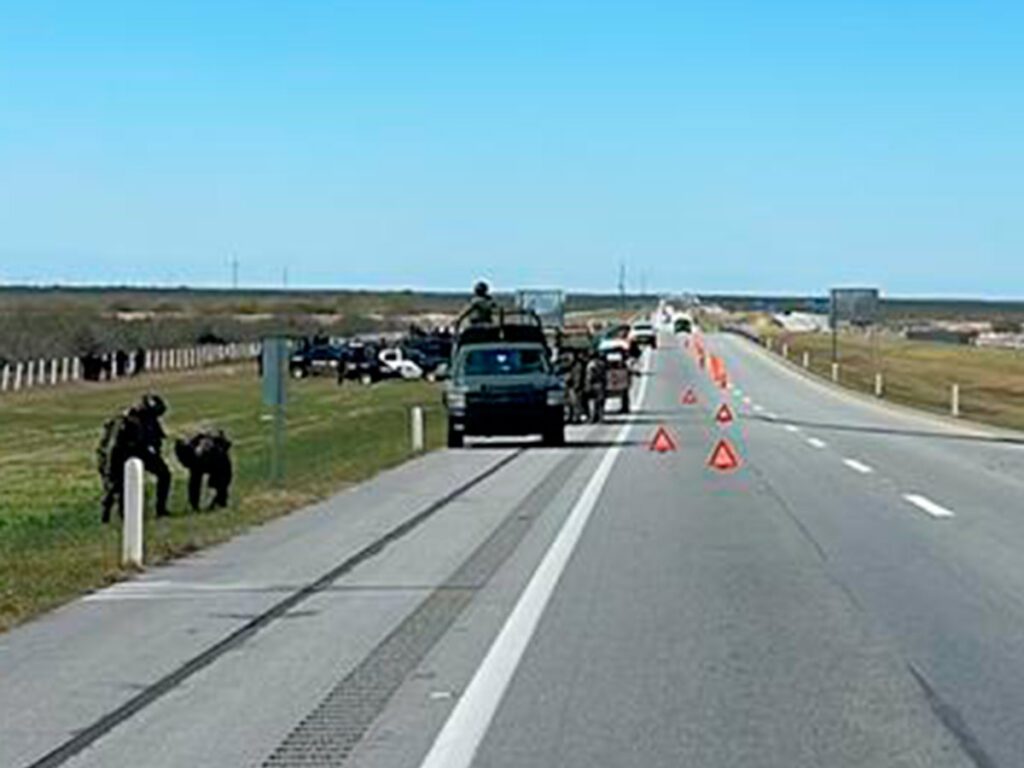 Accidente entre vehículo militar y tractocamión deja 5 heridos en Nuevo León