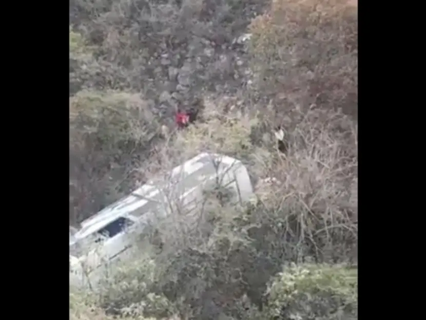 Autobús con pasajeros cae a un barranco en Puebla