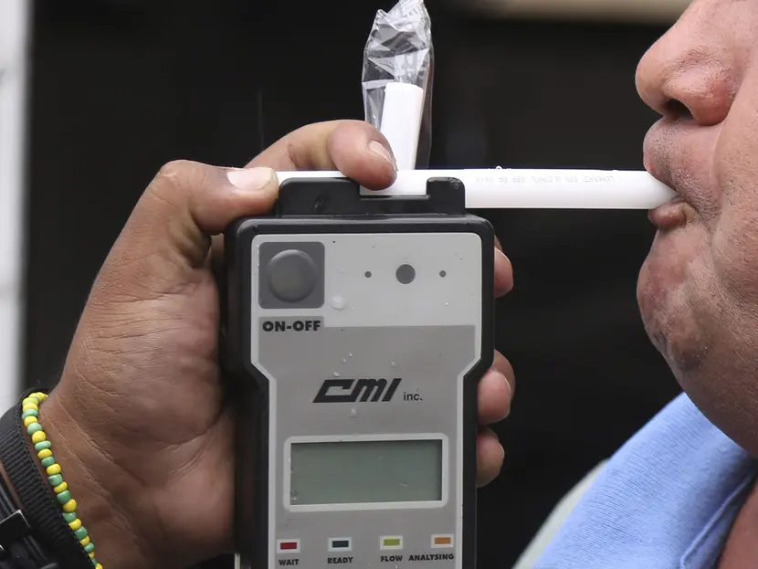 En Nuevo León, exhiben a policía corrupto que ‘roba’ en alcoholímetro