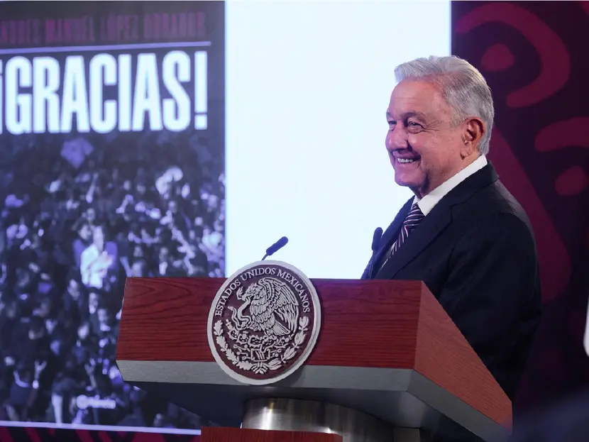 López Obrador presenta la portada de su último libro