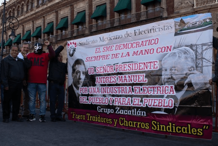 Simpatizantes de la 4T respaldan reformas de AMLO en Palacio Nacional