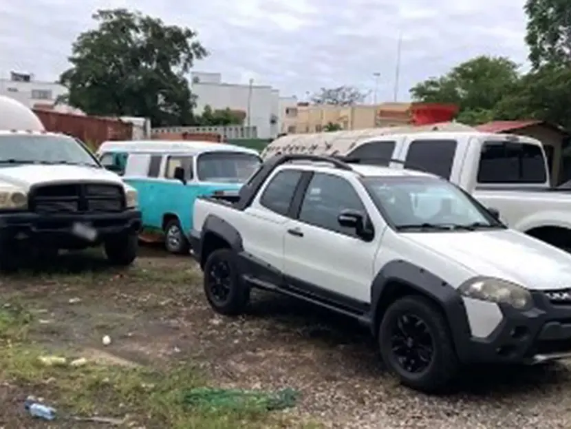 Aseguran 26 vehículos, 6 motos y armas largas en Tabasco