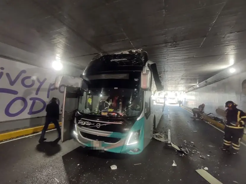 Autobús se atora bajo un puente en Viaducto y deja varios lesionados