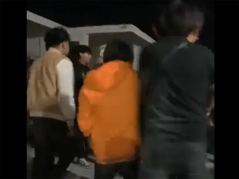 Jóvenes se pelean afuera de bar; uno saca pistola