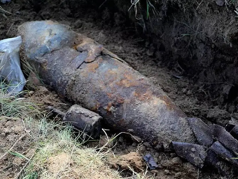 Encuentran bomba nazi oculta en un jardín de Inglaterra