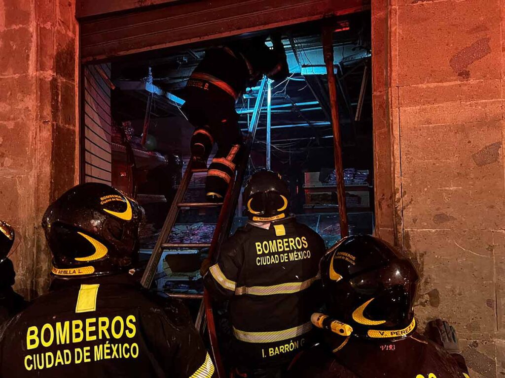 Tras tres horas de esfuerzos, logran contener incendio en el Centro de la CDMX