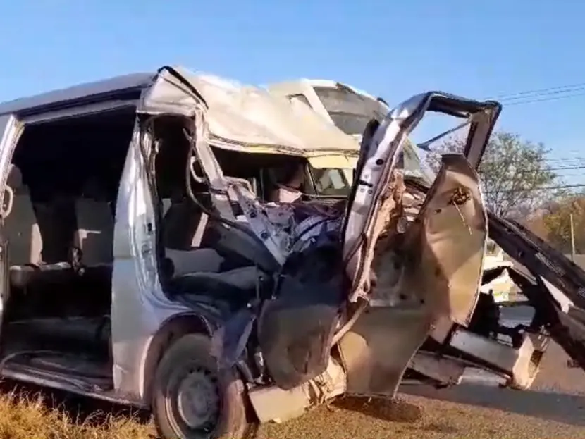 Choque de tráiler contra camioneta deja 14 lesionados