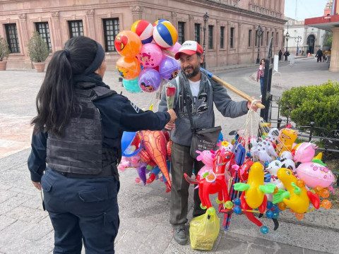 Policías obsequian flores por el Día del Amor y la Amistad