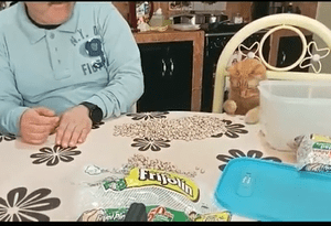 Gatito se vuelve viral por limpiar frijoles