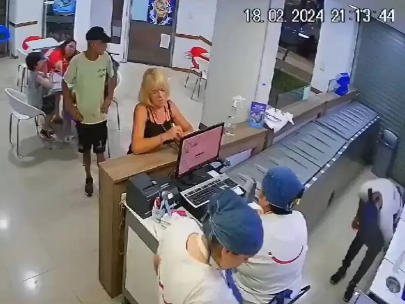 Empleada de heladería enfrenta a golpes a un ladrón