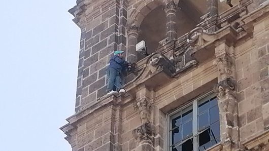Un hombre amenaza con lanzarse del antiguo Palacio del Ayuntamiento en la CDMX