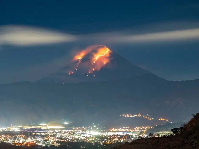 Incendio forestal avanza en el volcán de Agua en Guatemala
