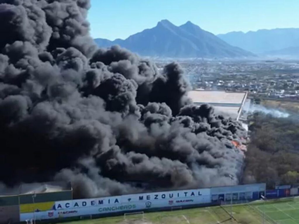 Persisten labores para extinguir incendio en San Nicolás de los Garza