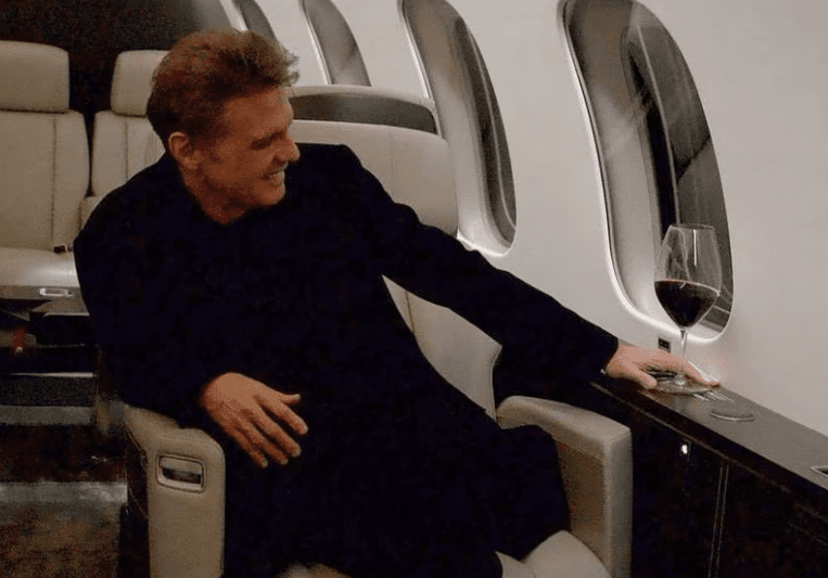 Luis Miguel publica foto con copa de vino en avión Bombardier 7500