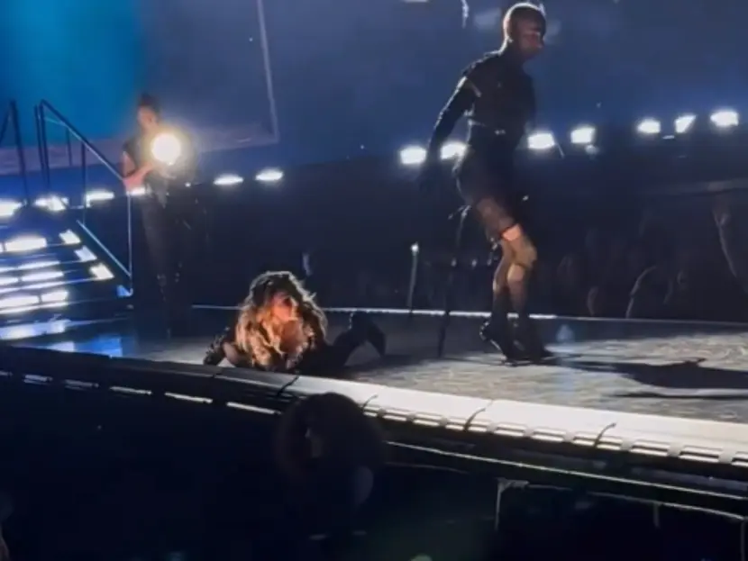 Vídeo: Madonna sufre una caída en pleno concierto