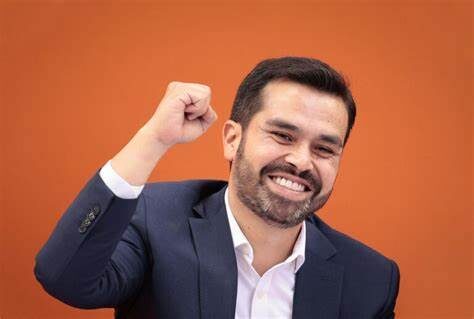 Álvarez Máynez se compromete a resolver migración e inseguridad