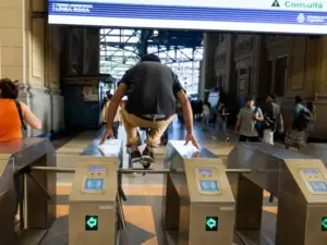Argentinos se brincan los torniquetes en las estaciones de Metro