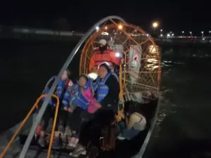 Rescatan a una familia de migrantes en el Río Bravo