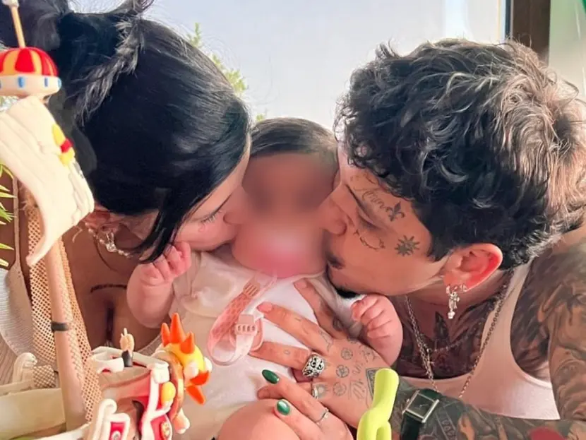 Christian Nodal y Cazzu, muestran rostro de su bebé