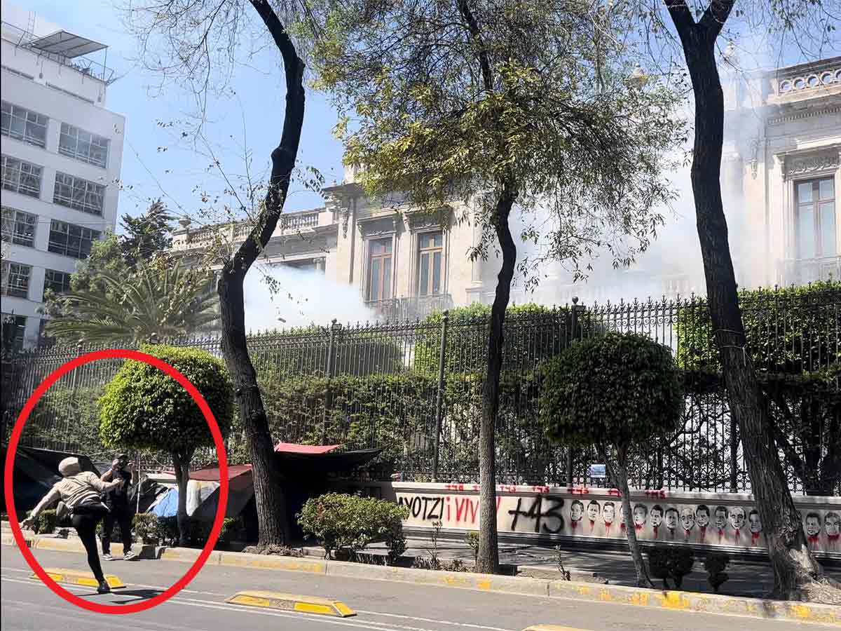 Normalistas de Ayotzinapa lanzan petardos contra el edificio de Segob