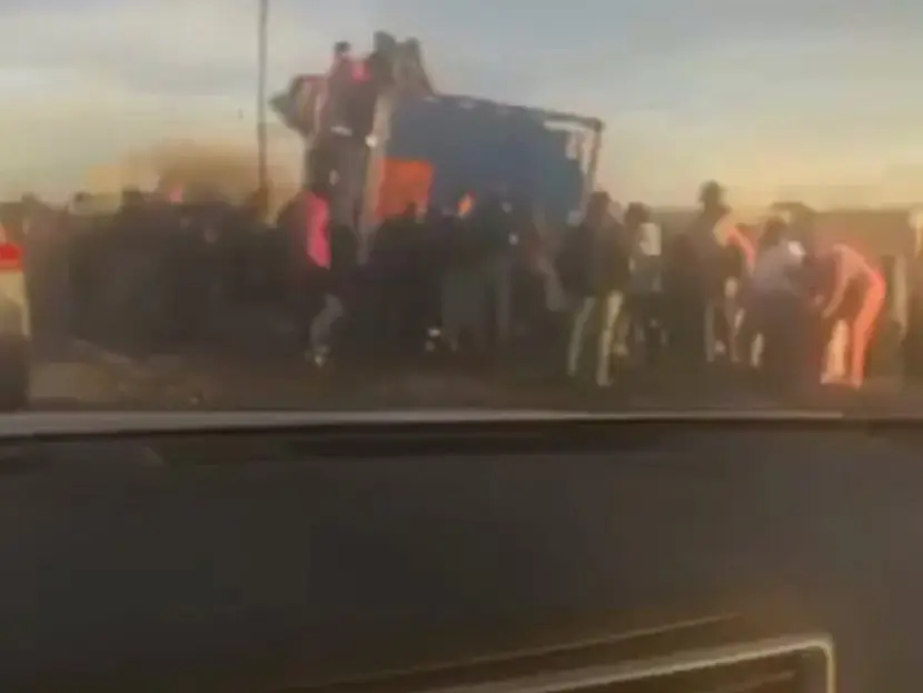 Vídeo: Tras volcadura en carretera de Durango, se llevan las ‘chelas’