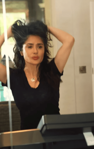 Salma Hayek felicita a Shakira, con movimiento de cadera