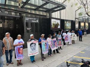Se manifiestan por Caso Ayotzinapa en el Senado