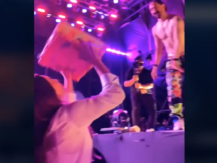 Steve Aoki avienta pastel a alcaldesa de Campeche durante un concierto