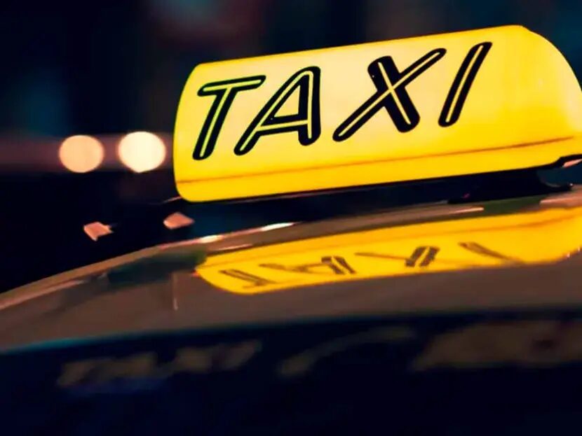 Mujer da a luz en un taxi en Torreón, y chofer pide que limpie
