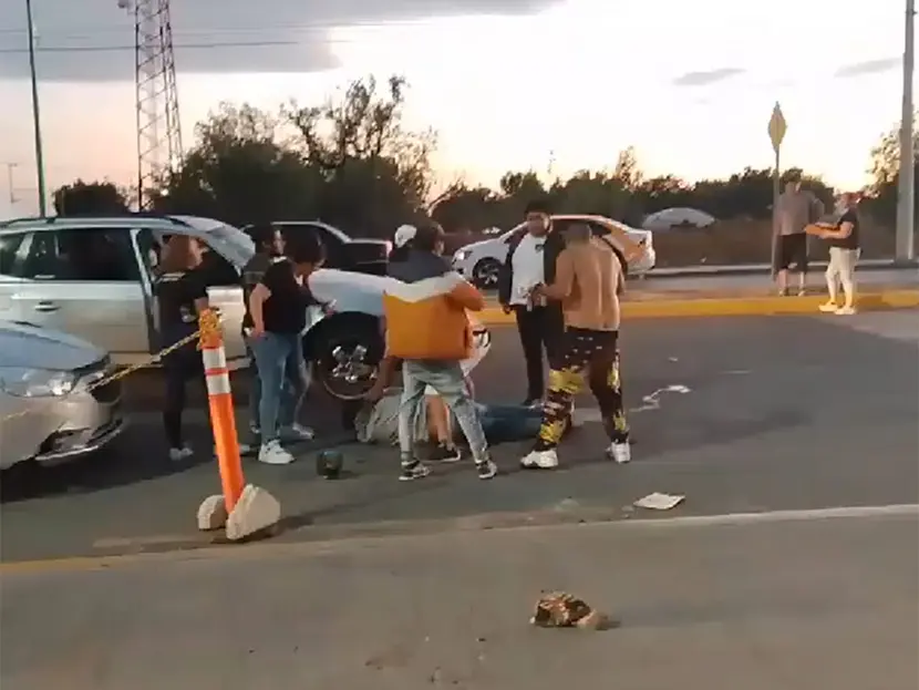 ‘Los 300’ atacan a taxista tras pedirles que movieran auto