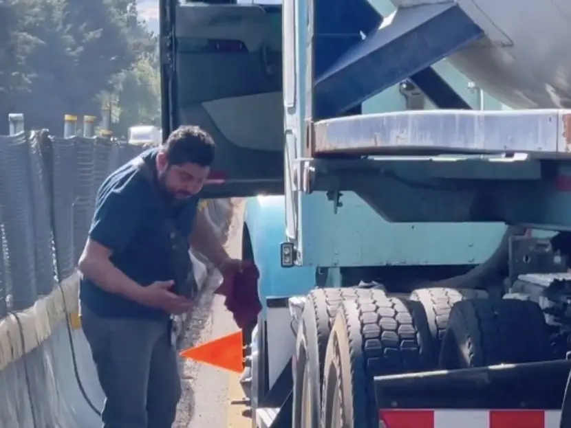 Vídeo: Un transportista que participaba en el paro es golpeado por policías