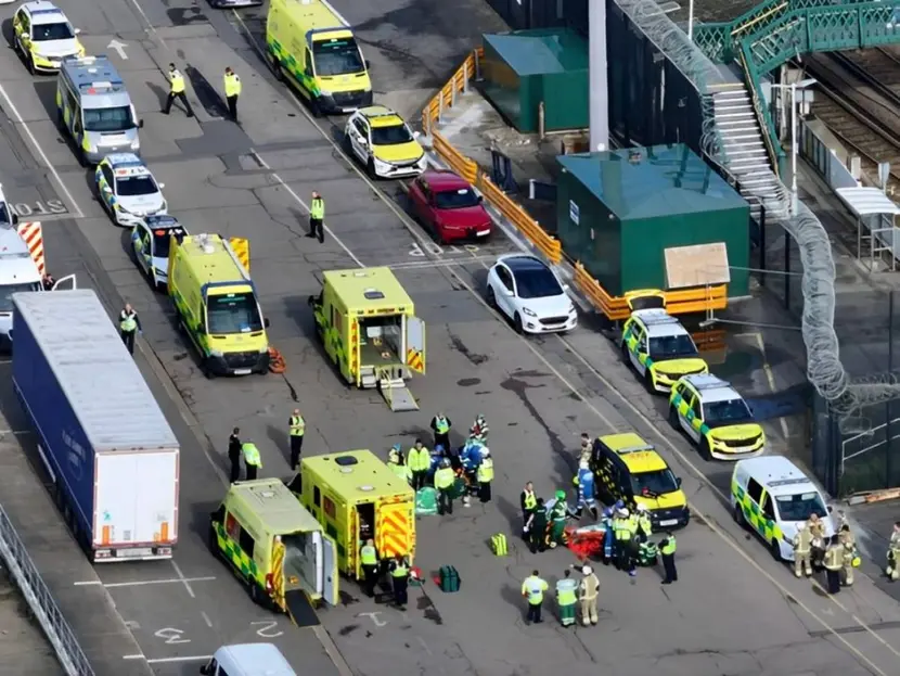 En Reino Unido la policía retiene un camión con migrantes