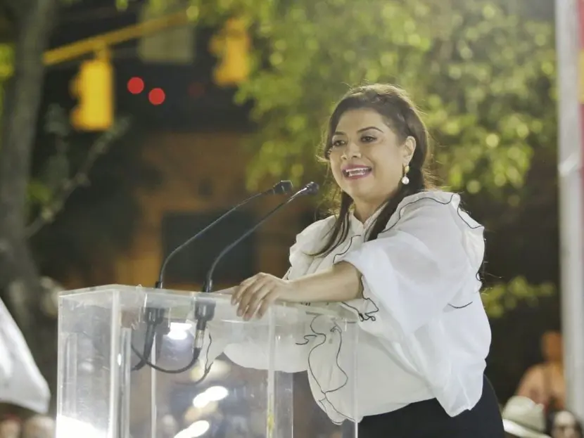 Mujeres protestan en evento de Clara Brugada