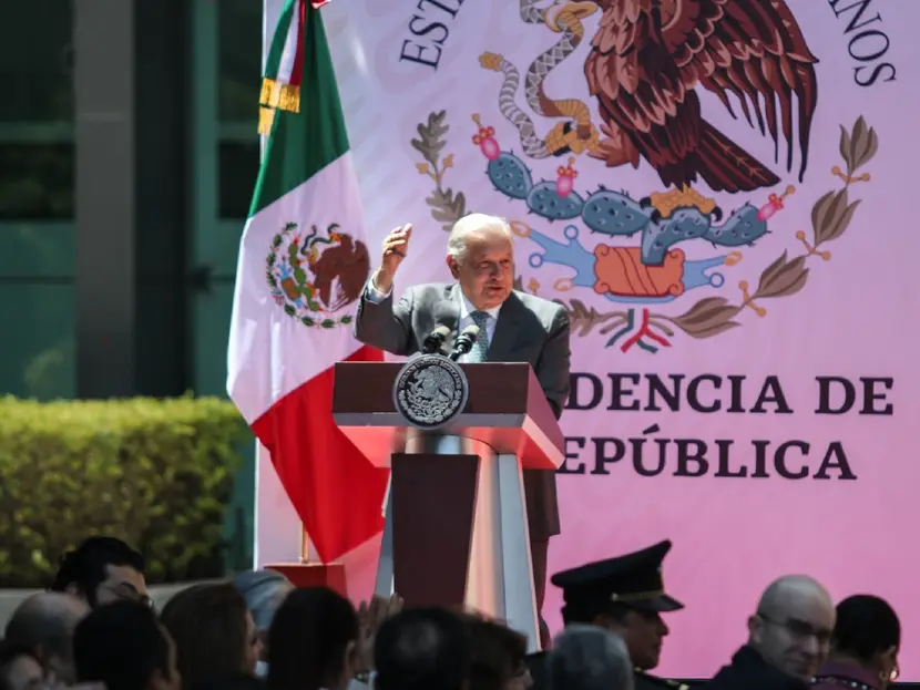 AMLO anuncia casi autosuficiencia en gasolinas para septiembre