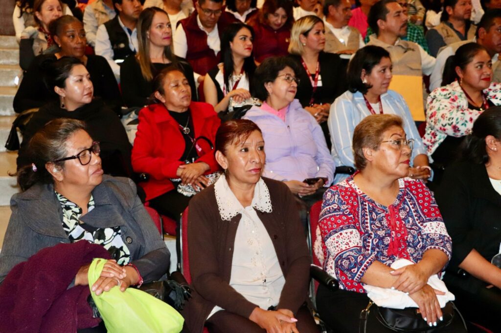 Mujeres mexiquenses cuentan con herramientas para continuar con su preparación académica