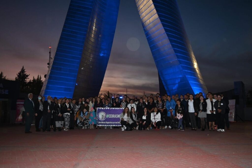 Iluminan de azul las Torres Bicentenario para conmemorar el Día Mundial de las Enfermedades Raras